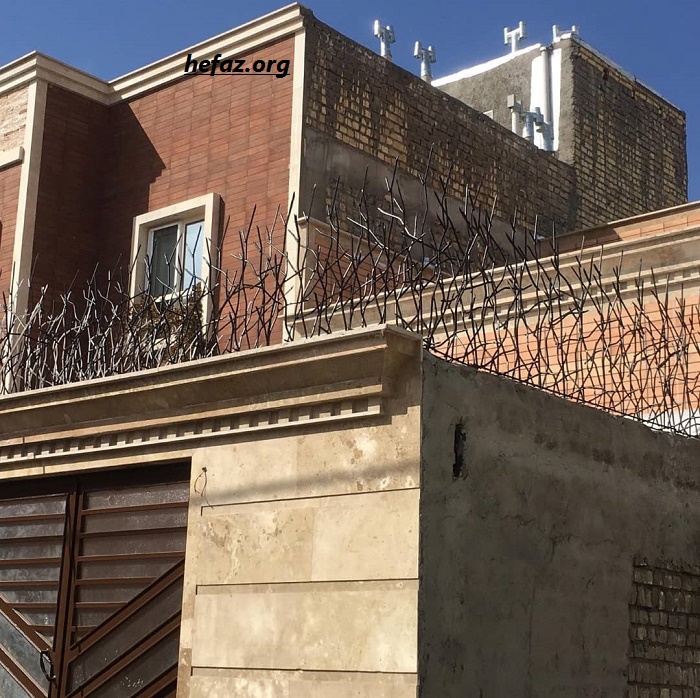 حفاظ بالای دیوار تهران